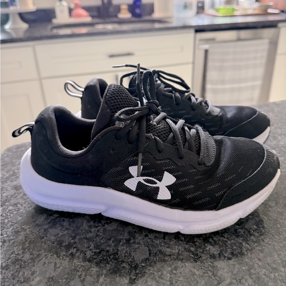 Boys 6Y Under Armour Black and White Sneakers